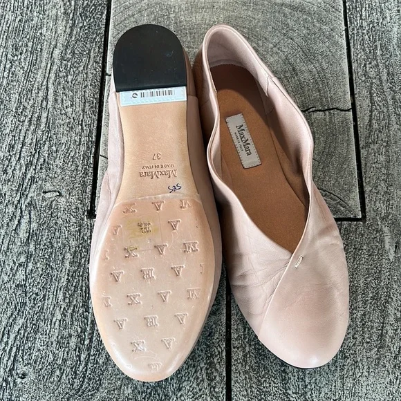 MaxMara made in Italy soft flexible leather light weight slip on ballet flats